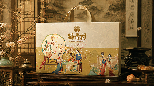 根据第一张稻香村平口手提袋刀版图，保留第二张图的封面字样和完整图案设计，生成展开后的平口手提袋实物展示图，背景使用典雅高级的古风质感场景，整体风格高级有质感，背景丰富有层次，展示手提袋