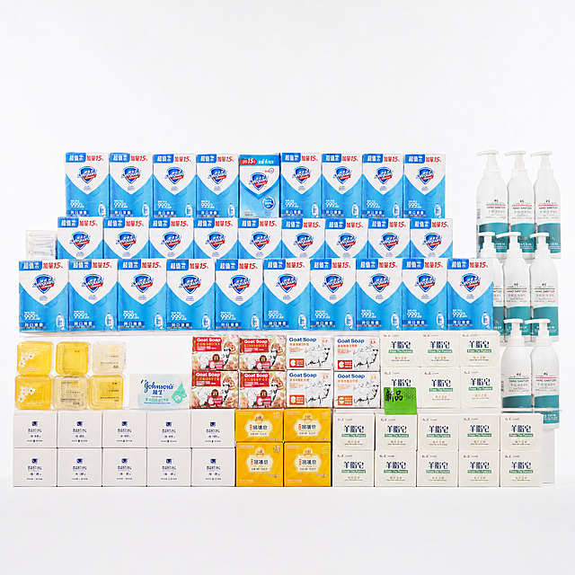 产品精修，产品置于纯白背景上，专业商业棚拍光，5500K标准中性白光，轮廓光，体积光，曝光正确，强烈真实立体感，提亮黑色/深色区域的结构层次，拉开明暗过渡，恢复部件边界、接缝、转折面和厚度关系，避免一片死黑但保持原图深色属性，净化杂乱倒影、脏反射、环境色污染和黑块反射；金属重建干净棚拍高光条带，透明材质保留真实折射与透明层次，接地处保留干净浅淡的自然接触阴影，严禁大片投影、脏灰阴影和悬浮感，主体居中，商品完整入画不裁切，多品或套装整体算一组，商品外轮廓视觉体量约画面60%-80%，四边均匀留白约10%-20%，严禁满幅铺满与贴边顶满，多件商品按原图顺序均衡陈列，大小一致、间距统一、对齐整齐、同一机位和近似角度，每个独立商品都要逐个摆正，逐个校准水平线和垂直轴，底部基线对齐，禁止某一件单独歪斜、倾倒或高低错位，极致超清画质，细节清晰锐利，商业级实拍质感，保留原图真实材质与结构细节，明显提升商品表面洁净度，清理灰尘、污渍、指纹、油污、胶痕和霉点，让表面从脏旧发闷变为干净可售卖状态，修复划痕、磨损、掉漆、飞边毛刺和使用旧痕，翻新为干净商业新品感，提升透明包装通透度和洁净度，清理灰雾、脏反光和浑浊感，保留薄膜折线、封口压纹、透明边线和真实高光，白色内容物保持干净明亮不过曝，严格锁定原图商品颜色，保留原图偏米白、奶油白、暖白、浅灰白的颜色倾向；严禁提白、漂白、冷白化、去色或融入白底，锁定原图商品颜色，多件商品逐件对应原图色相、材质光泽和分段色块边界，还原真实物理色彩，消除灰暗感和偏色，浅色、白色、米白色区域保持原图真实色相，严禁偏黄偏暖，锁定原图商品轮廓、件数、部件位置、连接关系、标签文字和可见功能细节，只做精修不重绘结构，全部商品须入画，件数、配色SKU、材质光泽逐件对应原图，严禁丢件、合并、串色或互换颜色，瓶身、泵头、喷头、瓶盖、瓶肩、标签和外盒结构与原图一致，瓶身文字与 Logo 零改写，禁止改变瓶型、盖型、泵头方向或标签排版，去除非售卖主体杂物、临时垫块、包装垫、支撑块、纸片或填充物，严禁误删商品结构，皂盒外包装：透明塑封包装质感，通透洁净，薄膜折线与封口压纹自然；皂体纸盒：纸质包装质感，印刷清晰，色彩饱和；瓶装洗护：哑光/半哑光塑料质感，柔和漫反射，低高光，前侧视图，标准透视校正，正常透视焦段，保持同类机位，比例1:1
