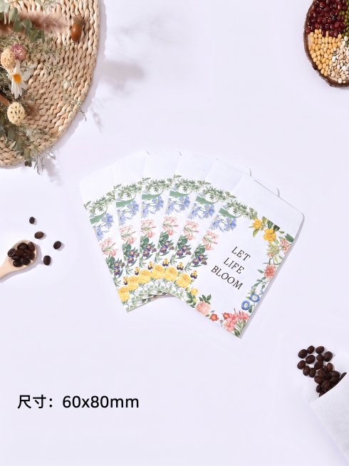 保持图1整体构图和布局不变，将图1中的六张牛皮信封替换为图2的白色花卉信封设计，右下角的牛皮纸袋替换为白色纸袋，保持原尺寸60x80mm，保留左侧咖啡豆、左上角编织篮装饰、右上角豆子装饰等所有其他元素预览效果