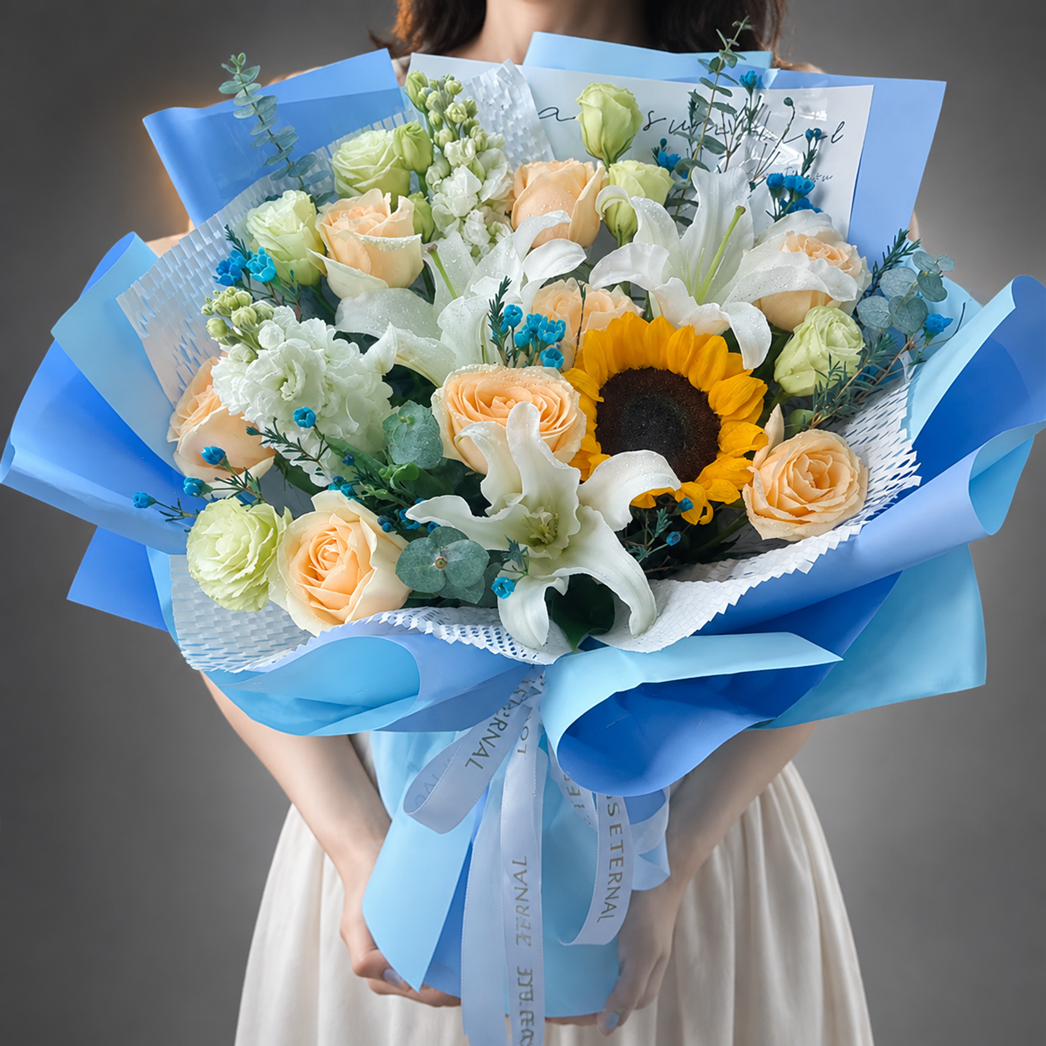 花束严格参照上传产品图，完整保留所有花材（向日葵、白百合、香槟… - 图片创意预览