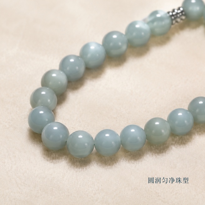 [主图-2] 且末蓝和田玉珠链材质细节展示，国风极简陈列。氛围风格：质感微距，简约干净。画质：商业珠宝微距摄影，细节清晰锐利，玉石纹理自然真实。元素：珠链局部微距展示，突出天然和田玉珠的质地、匀净色泽预览效果