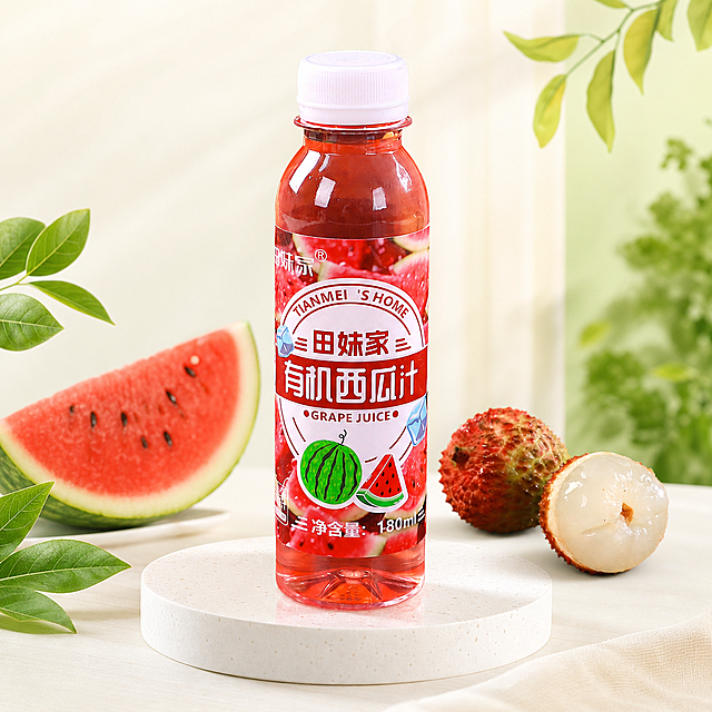 将图片背景更换为简约小清新电商展示台美食背景，保持果汁产品主体不变，保持1:1的比例不变