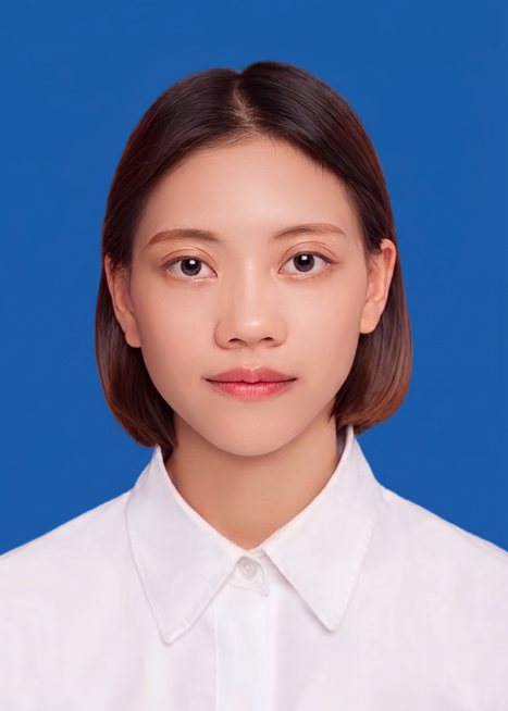 将图片的背景替换为和第一张图一样的纯蓝色背景，保持人物和服装不变预览效果