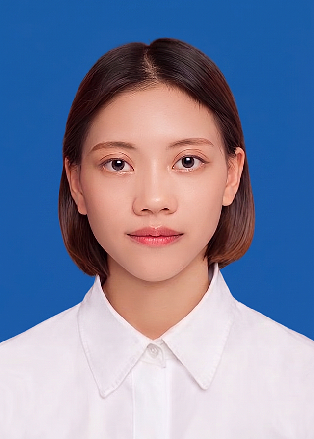 将图片的背景替换为和第一张图一样的纯蓝色背景，保持人物和服装不变