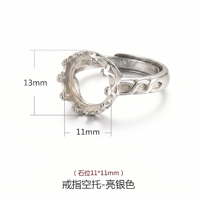 将戒指整体颜色修改为亮银色，保持产品细节、尺寸标注、所有文字信息、产品结构和白色背景不变，仅修改戒指颜色