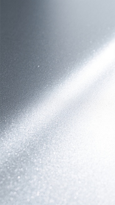 一张具有细腻磨砂质感的银色金属背景图，整体呈现出从左上角到右下角的柔和渐变光影效果，左上角为较暗的银灰色，右下角为明亮的银白色高光，表面布满细微且均匀的颗粒纹理，营造出一种冷峻而高级的工业金属质感，没有任何文字、图案或标识元素，纯粹的金属材质视觉呈现。预览效果