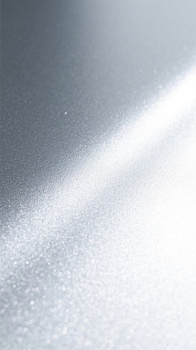 一张具有细腻磨砂质感的银色金属背景图，整体呈现出从左上角到右下角的柔和渐变光影效果，左上角为较暗的银灰色，右下角为明亮的银白色高光，表面布满细微且均匀的颗粒纹理，营造出一种冷峻而高级的工业金属质感，没有任何文字、图案或标识元素，纯粹的金属材质视觉呈现。
