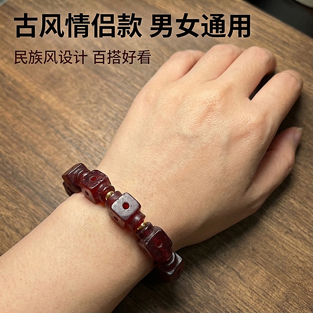 [主图 3] 上手佩戴效果展示 
[主图主题] 上手佩戴效果展示 
[氛围/风格] 生活化真实佩戴场景，国风文玩质感
[画面元素] 手串佩戴在真人手掌上，展示手串佩戴的实际大小和圈形效果，手掌作为衬托不抢主体，清晰展示玛瑙手串佩戴的精致感，酒红色玛瑙搭配肤色更凸显复古韵味，背景保留胡桃木桌面，自然柔和
[配色色系] 自然肤色、酒红玛瑙、深棕木纹，色彩协调复古
[视角构图] 平视拍摄，手掌和手串作为主体居中构图
[文字版式] 主标题“古风情侣款 男女通用”，黑色粗体字在画面左上角，副标题“民族风设计 百搭好看”，小号深棕字，文字不遮挡手串和手掌
[比例分辨率] 1:1比例，2k分辨率