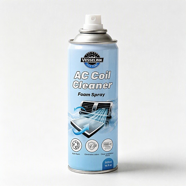 将第一张图中的VESSELINK品牌AC Coil Cleaner Foam Spray汽车空调清洁剂标签设计，完整贴合到第二张图的白色喷雾罐瓶身上。标签内容包括：顶部VESSELINK CAR CARE圆形标志、AC Coil Cleaner大标题、Foam Spray副标题、空调出风口和滤网带蓝色箭头的产品示意图、三个功能图标（Rich foam丰富泡沫、Eliminates odors消除异味、Clear ventilation ducts清洁通风管道）、右下角500ml 16.9oz容量标识，整体浅蓝色渐变背景。标签要自然贴合圆柱形瓶身的弧度，有真实的曲面变形和透视效果，瓶身保持金属光泽质感，白色背景，专业产品摄影效果，高清细节，光影自然真实