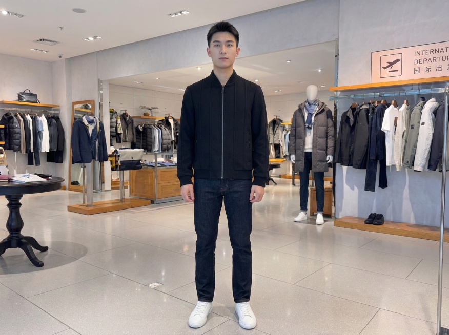将这件衣服穿在亚洲年轻模特身上，熨烫平整，自动白平衡，预览效果