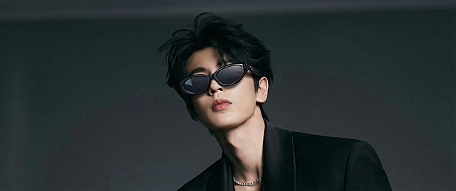 将图2的眼镜戴到图1脸上，保持细节比例不变，镜片真实效果融合自然