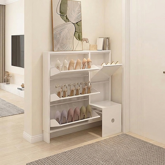 保持图中的白色翻斗鞋柜鞋架不变，更换为奶油风入户玄关场景，地面为浅奶黄色木纹砖，墙面为奶白色乳胶漆，搭配暖灰色针织地毯，整体温馨柔和，光线明亮，商品展示清晰