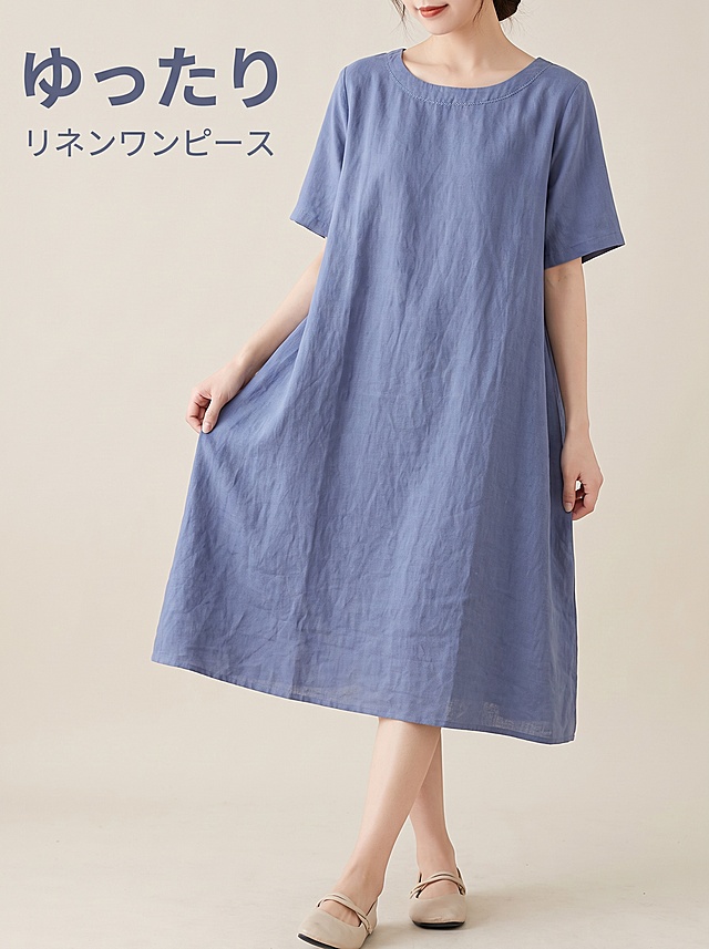 日系电商服装主图，女士棉麻连衣裙正面展示。画面从锁骨以下开始裁切，完全不显示头部脸部，只展示身体和服装。浅米色纯色摄影棚背景，柔和自然的前方柔光。高挑匀称的东亚女性身材，肩线优美。身穿雾霾蓝色圆领短袖棉麻连衣裙，宽松A字版型，中长款到小腿位置，领口有细腻的压线设计，短袖袖口自然垂落，整体简约宽松遮肚显瘦。面料呈现棉麻特有的自然肌理感和微皱质感。模特正面站立，全身展示从锁骨到脚部，一只手自然垂放，另一只手轻提裙摆，双腿微微错开，姿态随性松弛。简约休闲的文艺风格。画面左上角有简洁日文文字：大标题"ゆったり"，小标题"リネンワンピース"，现代无衬线字体，深灰蓝色。服装主体占画面约70%。商业时尚摄影质感，棉麻面料自然肌理清晰，色调柔和高级。3:4竖版构图，画面清晰锐利。
