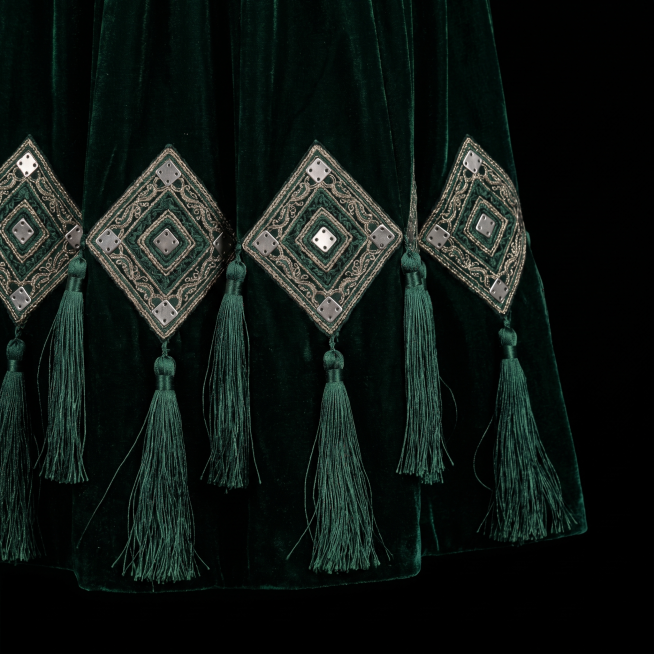 High Definition, Natural Soft Light, Clean Black Background, 1:1 Aspect Ratio, partial shot of skirt预览效果