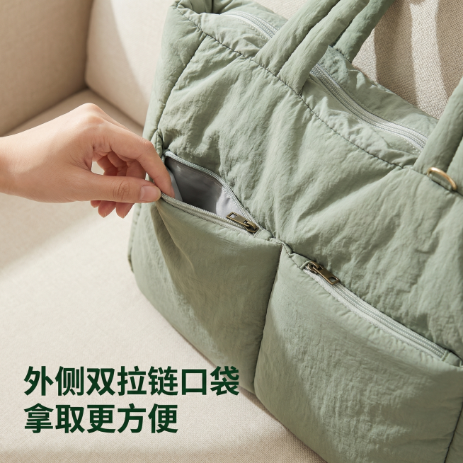 [主图 2] 丝棉单肩包外侧口袋细节展示，温馨舒适家居治愈风
[氛围风格] 柔和温馨居家氛围，自然松弛质感
[画面元素] 商业摄影质感、光线柔和通透、产品清晰真实、画面干净高级。特写展示包包外侧两个拉预览效果