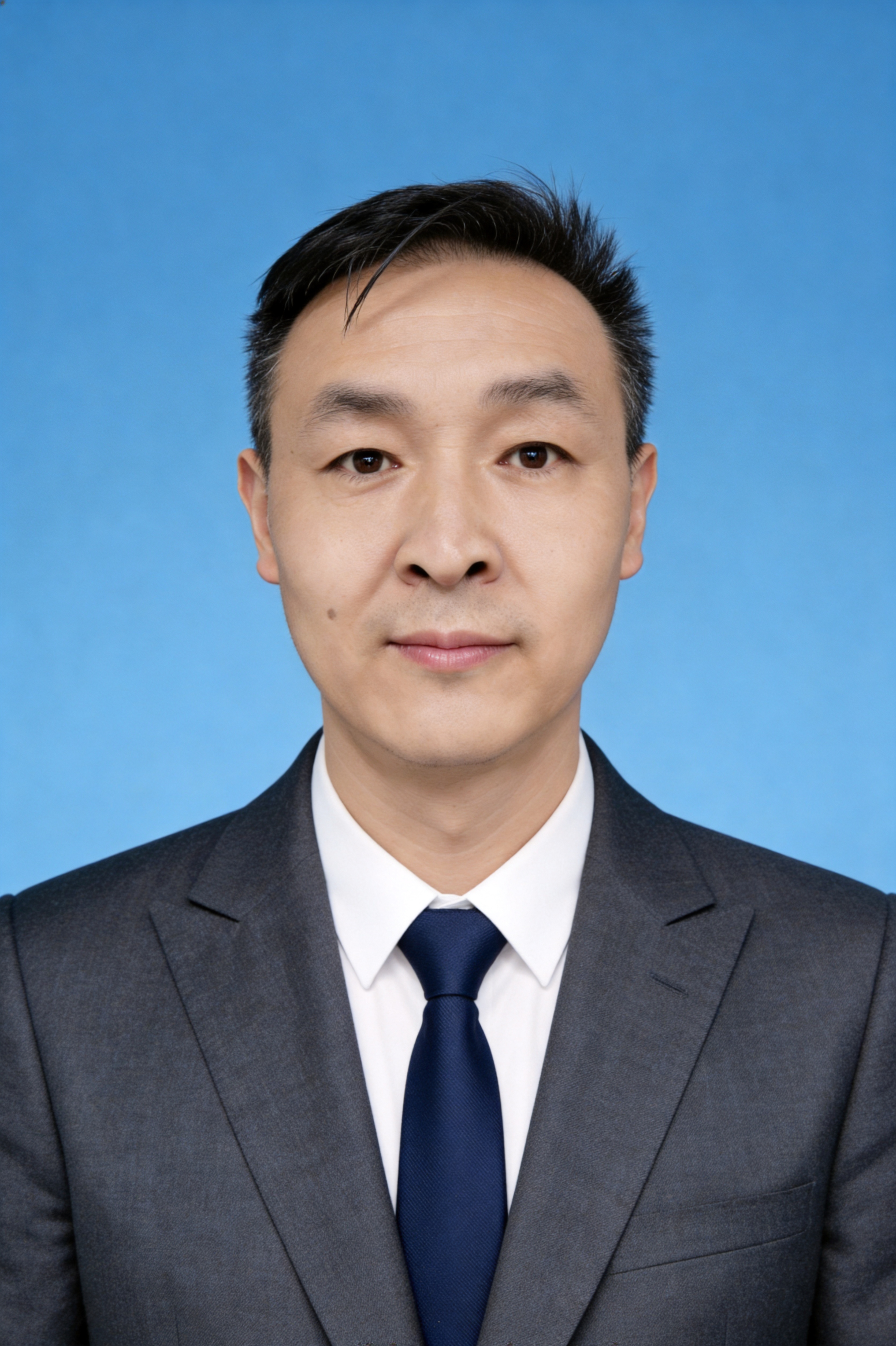 在白色衬衫领口处添加一条深蓝色商务领带，领带结整齐端正，领带自… - 图片创意预览