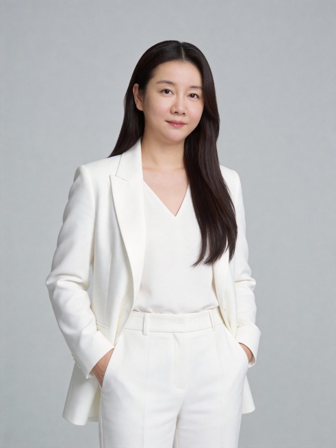 参考第一张图保留人物脸型､发型､年龄等特征生成职场形象照,参考第二张图人物占位和比例,采用标准焦段50mm,F/4光圈(处于F/2.8-F/4区间),平视视角(镜头与人物视线齐平);人物占画面70%,预览效果