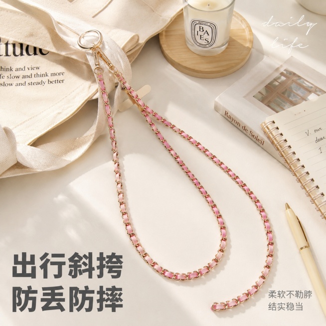 [主图-3] ins网红风手机挂绳主图，多场景展示。氛围风格松弛ins网红风，生活氛围感强。画质商业摄影质感，光线柔和通透，产品清晰真实，画面干净高级。手机挂绳斜跨在帆布包旁，放置在奶白色居家书桌，旁预览效果