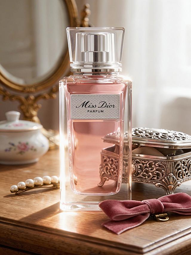 给香水产品打光，瓶身周围的物体设置低饱和氛围光，作为环境辅光柔和照亮周边物体，被从瓶子发出的光打亮，最大化提升瓶身明亮的通透感，保留瓶内液体的色彩层次与质感，光比控制在1:3~1:4，避免过曝或死黑，实现主体通透与环境氛围的平衡