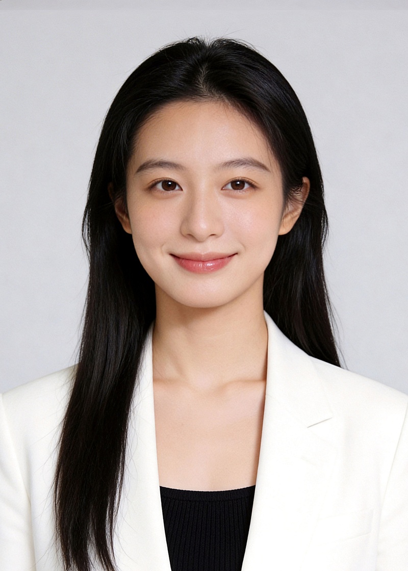 白色西装外套正式女性职场证件照