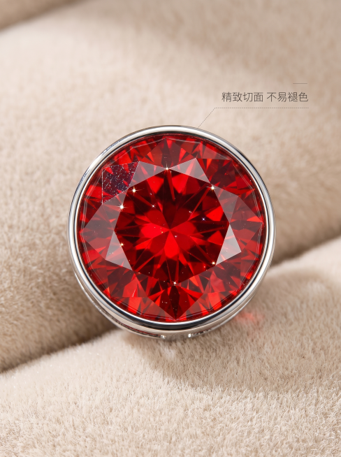 [主图 3] 彩色锆石切面微距细节展示耳钉。[氛围风格] 精致轻奢微距质感，突出宝石品质。[画质] 专业微距商业摄影，钻石火彩清晰，纹理干净高级，画面通透。[元素] 单只红色锆石耳钉放大特写，完整展示预览效果