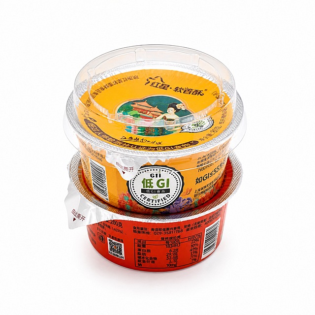 产品精修，产品置于纯白背景上，专业商业棚拍光，5500K标准中性白光，轮廓光，体积光，曝光正确，强烈真实立体感，标准透视校正，正常透视焦段，保持同类机位，接地处保留干净浅淡的自然接触阴影，严禁大片投影、脏灰阴影和悬浮感，主体居中，商品完整入画不裁切，商品外轮廓视觉体量约画面60%-80%，四边均匀留白约10%-20%，严禁满幅铺满与贴边顶满，极致超清画质，细节清晰锐利，商业级实拍质感，保留原图真实材质与结构细节，明显提升商品表面洁净度，清理灰尘、污渍、指纹、油污、胶痕和霉点，让表面从脏旧发闷变为干净可售卖状态，提升透明包装通透度和洁净度，清理灰雾、脏反光和浑浊感，保留薄膜折线、封口压纹、透明边线和真实高光，白色内容物保持干净明亮不过曝，锁定原图商品颜色，颜色以输入图为唯一参考，分段部件颜色边界按原图锁定，还原真实物理色彩，消除灰暗感和偏色，锁定原图商品轮廓、件数、部件位置、连接关系、标签文字和可见功能细节，只做精修不重绘结构，杯身主体：哑光/半哑光塑料质感，柔和漫反射，低高光，透明塑料盖：透明塑胶/亚克力/PC质感，折射边线清晰，透明层次自然，封口铝箔盖膜：金属光面质感，高光边线清晰，反射干净但不过度镜面化，前侧视图，比例1:1