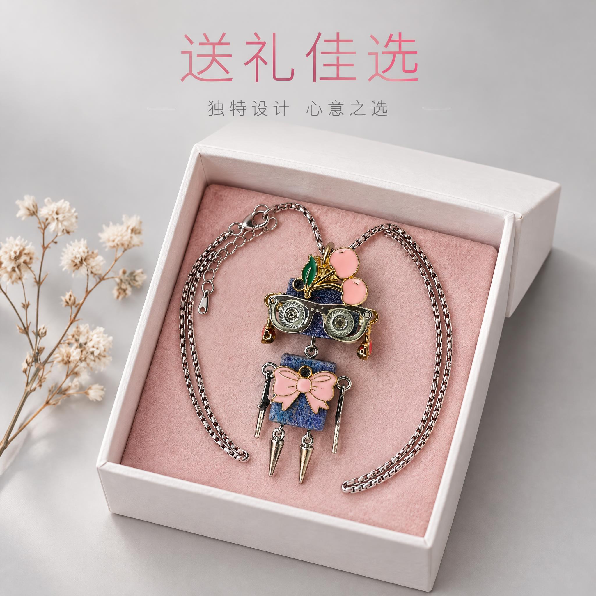 [主图-5] 樱桃蝴蝶结机器人吊坠项链 礼赠场景展示。 [统一… - 图片创意预览