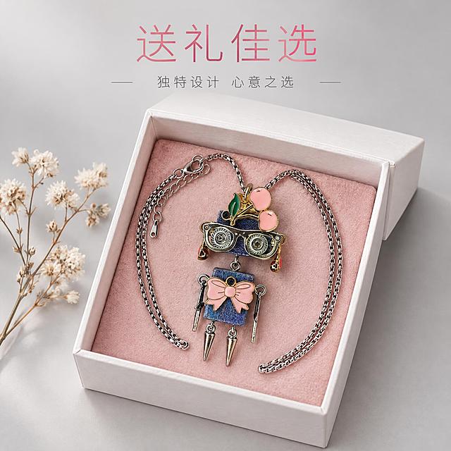 [主图-5] 樱桃蝴蝶结机器人吊坠项链 礼赠场景展示。
[统一基调] 京东品质风，简洁稳重，文字占比<30%，一图一重点；整体甜酷潮玩风格，浅灰色高级质感背景，主色调用牛仔蓝+粉色+金属银，字体用纤细文艺无衬线体，标题字色深灰，辅助字色中灰，强调色粉色。
[画面] 打开的简约白色礼盒，盒内铺着浅粉色绒布内衬，项链吊坠平整放置在绒布中央，银色链条自然盘绕在吊坠周围；礼盒半开状态，盖子向后倾斜，形成优雅的展示角度；旁边点缀一小枝干枯的白色小花作为装饰，增加礼赠氛围；吊坠外观与原图完全一致，所有细节完整保留；背景为浅灰色渐变，干净高级。
[光影质感] 柔和礼盒陈列光感，绒布质感柔软细腻，金属和滴釉在绒布衬托下更显精致，整体光影温暖柔和，有仪式感。
[配色] 背景浅灰，礼盒白色，内衬浅粉色，产品原色保留，文字深灰+粉色。
[文字版式] 画面上方居中放置主标题"送礼佳选"，粉色纤细字体；下方小字"独特设计 心意之选"，深灰色小号字体；文字简洁有层次。
[输出要求] 1:1正方形比例，产品清晰不变形，礼盒质感真实，文字清晰，无水印无平台Logo。