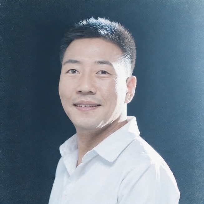 保留图中人物面部特征，生成日系质感胶片风格男士头像写真，颗粒感，低饱和色调，文艺成熟风，方形构图预览效果