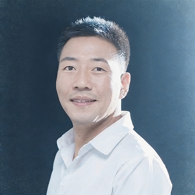 保留图中人物面部特征，生成日系质感胶片风格男士头像写真，颗粒感，低饱和色调，文艺成熟风，方形构图