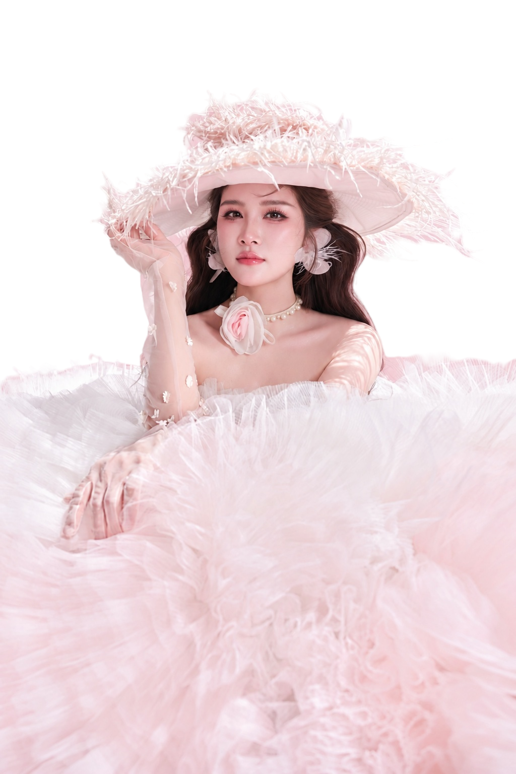 将图片背景替换为纯净柔和的浅粉色，保持人物、服装、帽子、配饰等… - 图片创意预览