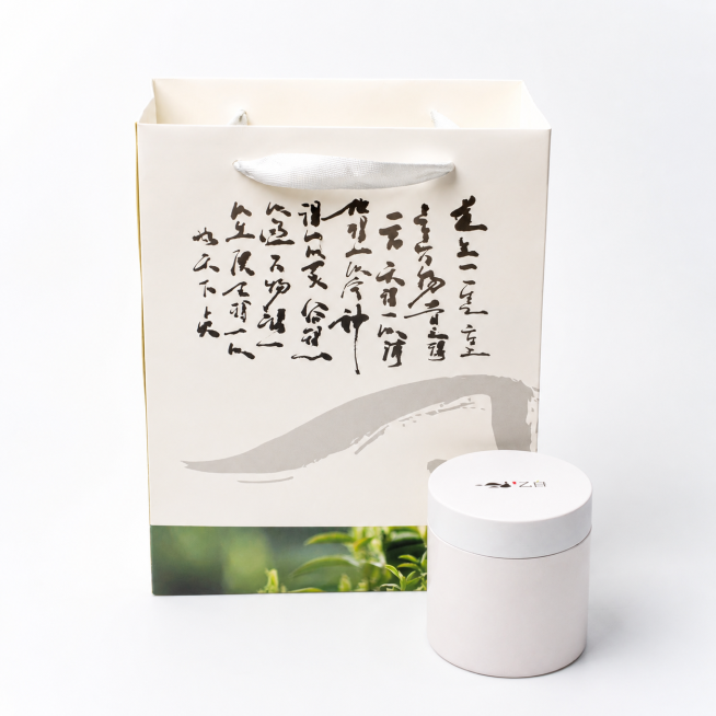 产品精修，产品置于极简主义纯白空间背景上，微距特写细节拍摄，顶部平铺软光，高调明亮曝光，保持包装光滑高光面质感，完全平整无褶皱，轻微背景虚化，自然低饱和清新淡雅风格，专业商业棚拍光，5500K标准中性预览效果