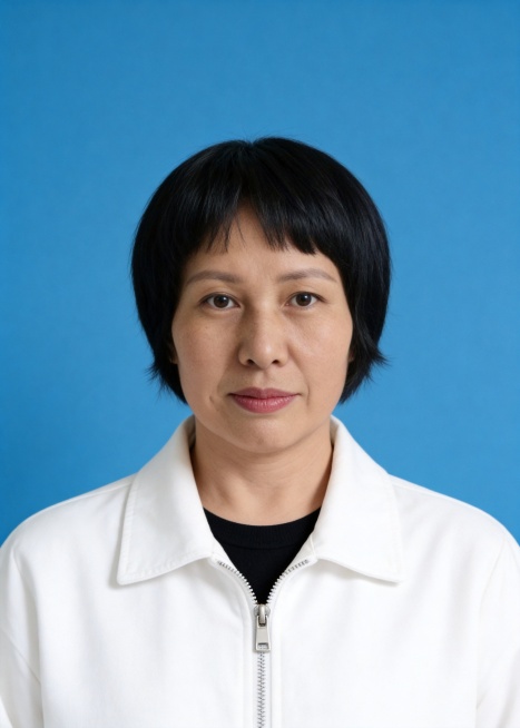 保留第一张图中人物发型､脸型､年龄特征和原始面部细节生成标准样式纯正面证件照;人物主体严格居中,头部大小与位置严格对齐第二张图,双肩水平平衡,面部中轴线对齐画面中心,正视前方;标准证件照构图,人物绝对预览效果