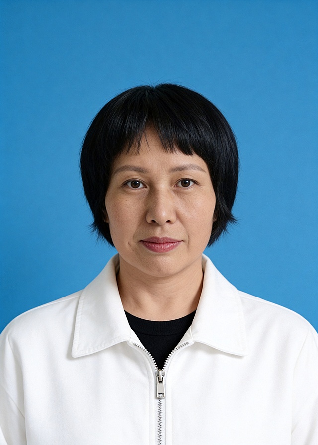 保留第一张图中人物发型､脸型､年龄特征和原始面部细节生成标准样式纯正面证件照;人物主体严格居中,头部大小与位置严格对齐第二张图,双肩水平平衡,面部中轴线对齐画面中心,正视前方;标准证件照构图,人物绝对居中;头顶上方距离上边缘高度10%,下巴距离画面下边缘高度30%,人物主体占比约68%;肩部平展与画面水平轴平行;头部占比严格对齐第二张图;保留原始肤色和面部细节,不添加美颜,不磨皮,不改变五官形状,保留真实纹理;眼神澄澈,看向镜头,气质自信,表情自然;耳廓可见度一致;肩部平展,肩线与画面水平轴平行;头肩比例协调呈现;免冠,不戴帽子,无头饰,无发带,不戴眼镜,面部无多余修饰;柔和正面顺光均匀柔光,面部明亮无硬影,背景均匀提亮,画质清晰,零噪点降噪;面部清晰;背景亮度均匀统一;高清锐利画质,细节清晰可见;零噪点处理;色彩还原自然;均匀柔和布光,无明显阴影,面部光影干净,柔光正面打光,自然光影过渡,保留真实皮肤质感;标准焦段50mm,纯正面,入境范围头部至胸部以上区域,F/4光圈(兼容F/2.8-F/4区间),平视视角(镜头与人物视线完全齐平),正视视图;人物绝对居中(居中构图),位于画面中心;严格限定标准证件照规格;视线水平(瞳孔连线与画面水平线平行);双耳对称露出,双肩水平且平衡,头部占比严格对齐垫图,禁止大头照(画面铺满画布,无边框留白);专业证件照质感,高清人像质感,保留真实皮肤纹理,严格按照第一张图内容生成,分辨率4K;身着白色翻领拉链款休闲外套，内搭黑色打底衣物；极简纯色蓝色背景（标准蓝 #438EDB），背景亮度均匀且统一(哑光质感);禁止裁切头顶, 禁止额头被截, 禁止超大头, 禁止主体溢出画面, 禁止偏头/倾斜;头顶上边距8-10%, 头部高度60-68%, 双眼高度56-58%, 严格对齐第二张垫图 画面比例5:7