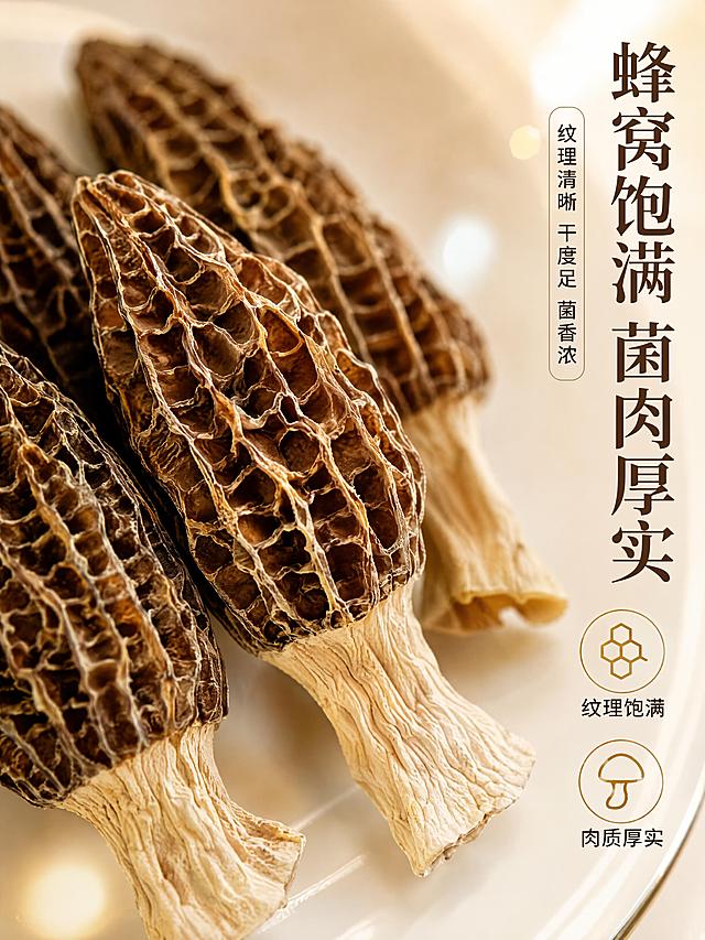 [第3屏] 质地特写-羊肚菌蜂窝纹理微距展示。本屏使用【图5】作为商品主体进行微距特写放大。
[氛围/风格] 微距食材摄影，高级质感，暖调自然光，突出纹理细节与干货质感。
[元素布局] 3-4朵羊肚菌斜向排列于白色瓷盘上，占画面约70%，菌盖蜂窝纹理极致清晰，每一个蜂窝孔洞都分明可见，菌肉厚实感强；背景虚化的浅米色，前景有柔和光斑；菌身颜色、结构、比例与输入图一致，干制褶皱纹理自然。
[光影质感] 侧上方45°柔光打亮菌盖纹理，蜂窝凹陷处有自然阴影，形成强烈立体感，菌柄处有柔和高光，整体通透有层次。
[配色色系] 全局底色 #F5EFE0（浅米杏色）；主色深棕褐 #5C3A1E；辅助色米白 #FFFDF5、浅金 #D4B87A。
[视角构图] 微俯视微距视角，浅景深，焦点集中在中间羊肚菌的蜂窝纹理上，前后虚化。
[文字版式] 右上角竖排文字区。主标题「蜂窝饱满 菌肉厚实」，温润宋体，深棕色；副标题「纹理清晰 干度足 菌香浓」，圆角黑体；下方两个小标签：「纹理饱满」「肉质厚实」，配简约线条图标；文字不遮挡主体纹理。
[比例分辨率] 3:4 竖版比例，4K分辨率，文字清晰可辨，高清画质。
[负向提示词] 变形，水印，文字错乱，文字过小，新鲜菌菇，湿软，发霉，破损残缺，颜色偏差。