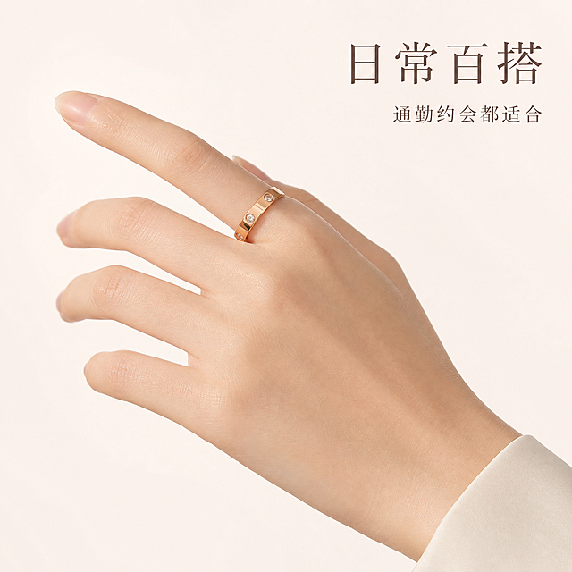 [主图-3] 佩戴展示 手模佩戴效果 日常通勤氛围
[统一基调] 极简高级风格 奶油白哑光背景 玫瑰金暖调光影 细衬线字体 深棕标题字色 浅灰辅助字色 无厚重色块 无边框
[画面] 女性手部局部特写 手模为亚洲女性 肤色白皙 手指纤细 戒指佩戴在中指上 手部自然放松 呈优雅姿态 手从画面右下方向左上方延伸 戒指位于画面视觉中心 主体占比约60% 背景为纯净奶油白 画面右上角配两行文字 主标题"日常百搭" 副标题"通勤约会都适合" 文字不遮挡手部和戒指
[光影质感] 柔和自然光质感 皮肤通透有光泽 戒指金属反光自然 钻石有细微亮点 手部阴影柔和 整体温暖高级
[配色] 背景奶油白 皮肤自然白皙 戒指玫瑰金 文字深棕色
[文字版式] 右上角两行文字 主标题大 细衬线字体 辅助文字小 右对齐 放在负空间
[输出要求] 1:1正方形 2K分辨率 手部形态自然 戒指佩戴位置准确 无手指畸形 无穿模 无水印 无平台Logo