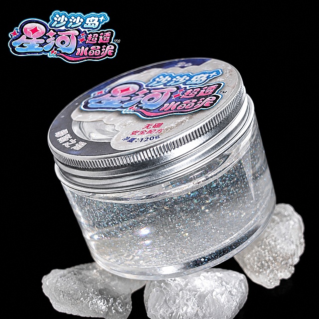[主图1] 沙沙岛星河超透水晶泥首图，展示透明白色穆斯之泪款。去除原图片多余阴影，增加水晶泥透亮度和闪光闪粉质感，保持产品外观、罐子形状、包装标签文字和颜色与原图完全一致，杜绝任何变形和色差，精细化处理。商品主体占比约70%，放置在纯净黑色质感背景上，搭配天然白水晶矿石装饰。[氛围风格] 干净高级，突出通透闪光质感。[画质] 商业摄影质感，光线均匀柔和通透，产品清晰真实，画面干净高级。[光影] 顶部打柔光，侧光增强水晶泥通透感，高光突出闪粉颗粒的闪光效果，阴影柔和干净，无生硬杂乱阴影。[配色] 纯净黑色背景，透明水晶泥搭配天然白水晶原石，清透干净。[视角构图] 45度斜侧平视，商品完整居中展示，轮廓清晰不裁切，画面满屏无边框。[文字版式] 左上角保留原包装品牌标签文字，文字清晰可辨，不遮挡主体。1:1比例，文字清晰可辨，超高清商业摄影质感，去除多余阴影，增加透亮度和闪光度。[负向提示词] 变形，文字错乱，产品图模糊，背景杂乱，水印，电商平台Logo，多余阴影。