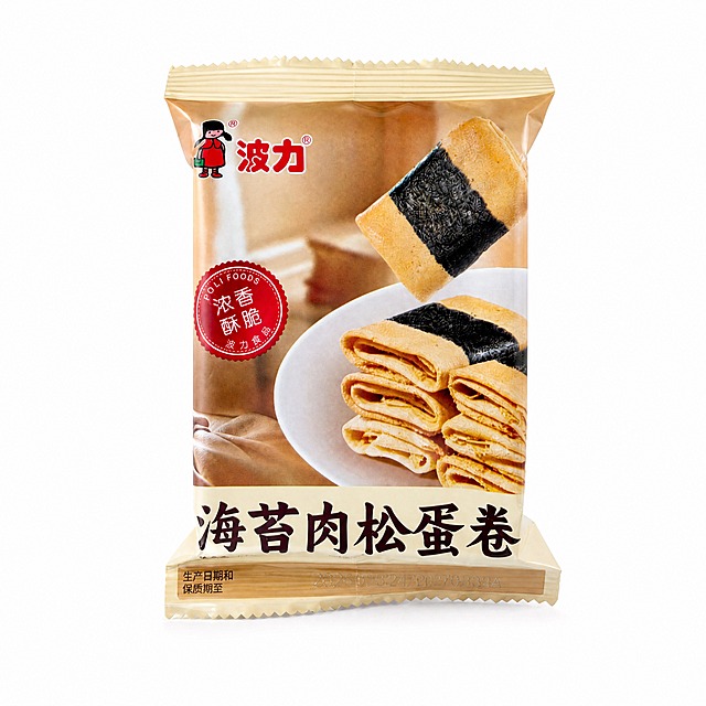 产品精修，将商品置于纯白背景上，去除原图灰色背景、地面阴影脏灰与画面杂质；专业商业棚拍光，5500K标准中性白光，轮廓光，体积光，曝光正确，强烈真实立体感；接地处保留干净浅淡的自然接触阴影，严禁大片投影、脏灰阴影和悬浮感；主体居中，商品完整入画不裁切，商品外轮廓视觉体量约画面60%-80%，四边均匀留白约10%-20%，严禁满幅铺满与贴边顶满；极致超清画质，细节清晰锐利，4K分辨率，商业级实拍质感，保留原图真实材质与结构细节；清除底纹、杂色背景、非商品自带Logo、水印、平台标识；严格锁定原图商品颜色，保留原图偏米白、奶油白、暖白的颜色倾向，严禁提白、漂白、冷白化、灰白化、去色或融入白底，锁定原图商品颜色，颜色以输入图为唯一参考，分段部件颜色边界按原图锁定；锁定原图商品轮廓、件数、部件位置、连接关系、标签文字和可见功能细节，只做精修不重绘结构，锁定包装正面印刷图案、品牌Logo、红色圆形标识、「海苔肉松蛋卷」商品名称文字、锯齿封口边与折边结构不变，禁止重绘、替换、错字或变形文字；基于原图材质恢复纹理、高光与工艺细节，避免糊成塑料感；亮面塑料复合膜质感，高光明确，曲面反光顺滑，表面光洁；正视图，正面平视角度，标准透视校正，正常透视焦段，保持同类机位；比例1:1。