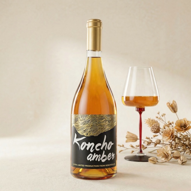 修改这张葡萄酒商品场景图，替换黑色大理石台面和米金色背景为浅米白色简约奶油风背景，保持产品主体、酒瓶、酒杯和干花位置不变，保持产品结构和Logo文字完全不变，采用柔和漫射自然光，保持简约轻奢风格，整体预览效果