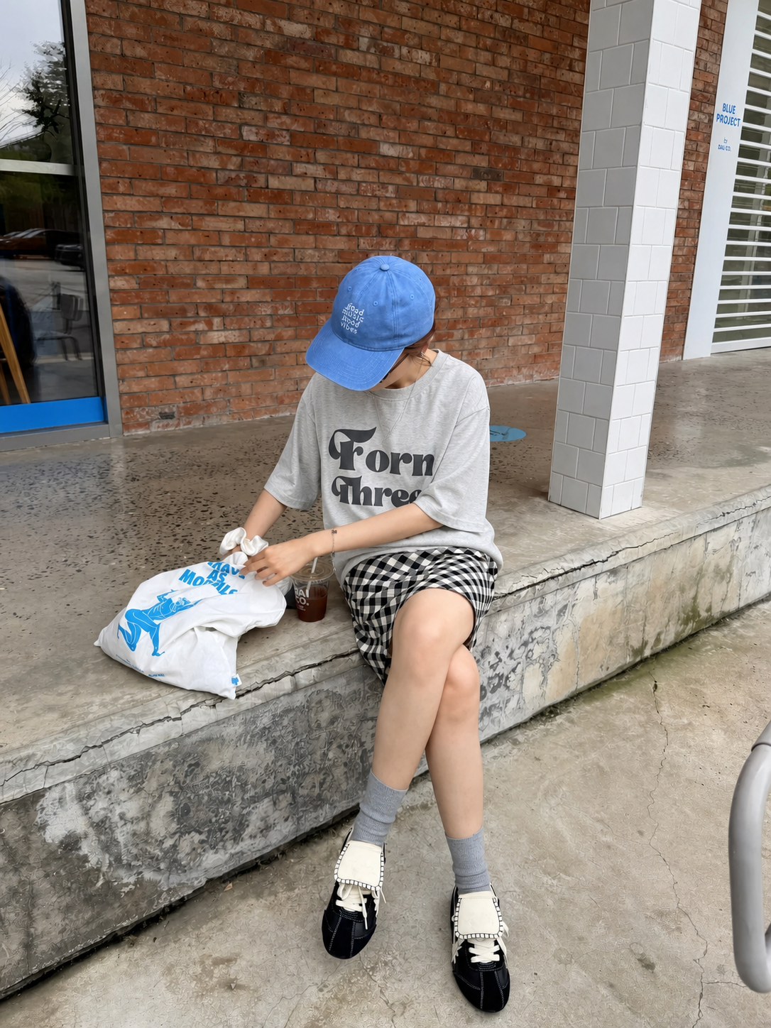 将第二张图中模特身上的上衣，替换为第一张图中模特的上衣。保留上… - 图片创意预览