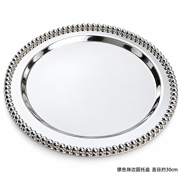 将图中的银色珠边圆形金属托盘精修为电商白底商品图，背景为纯白色，去除所有杂物和背景环境（包括烟盒、木桌等），只保留空的银色圆形托盘，托盘自然平放呈现立体感，修复盘面的划痕和污渍，还原镜面金属光泽，珠边装饰清晰圆润，光影柔和自然，商品居中展示，画面清晰锐利，2K高清品质。在画面右下角用简洁的黑色小字标注商品名称和尺寸：'银色珠边圆托盘 直径约30cm'，字体为无衬线体，大小适中不遮挡商品。成品为专业电商白底图，无任何AI生成字样。