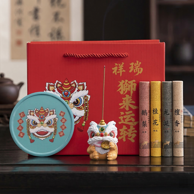 保留红色礼盒、蓝色底座、醒狮香插、四色线香、烟所有产品细节、包装文字和结构不变，更换为和之前统一的新中式禅意茶室深色木质桌面背景，保持产品纹理、颜色不变，自然柔和侧光，氛围静谧雅致，商业静物摄影，方形预览效果