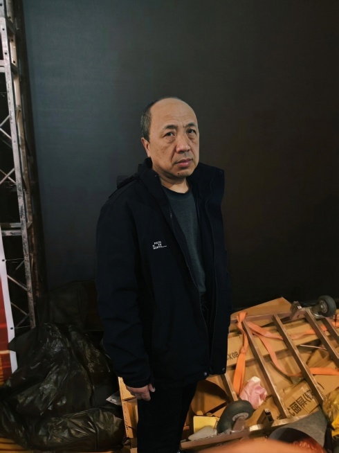 把第二张图片的人物合成到第一张照片的背景里，严格保留人物原本的样貌、穿着和形象不变，人物完整站立在地面，位置自然，光影和背景融合协调预览效果