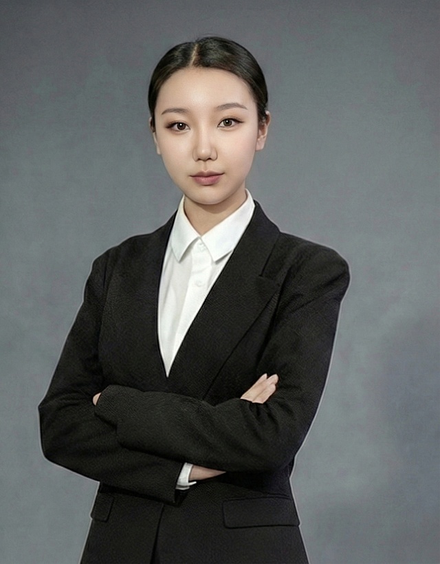 去除面部油光，打造自然哑光妆效，保持整体职业风格不变