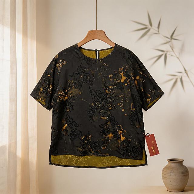 保持这件黑色香云纱上衣的颜色、版型和所有细节纹理不变，保持主体物理结构不变，将背景更换为极简暖色新中式氛围感场景，衣服自然挂在原木衣架上。
东方禅意新中式风格，静谧留白，非对称构图，自然侧光投射淡淡的竹影，搭配宣纸白、水墨黑的柔和暖调，粗陶原木质朴材质，大面积留白。
国内电商种草氛围，时尚画报风，全屋漫射柔光，低对比度，阴影极淡柔和，整体明亮通透，暖调莫兰迪色系。
商业高调摄影，透光窗帘，柔和漫射光，前中后景层次分明，三分法视觉重心，空气中带有淡淡的丁达尔光束，整体静谧雅致。
负向提示词：瓶身扭曲、Logo变形、西方面孔、金发、深眼窝、雀斑、杂乱房间、死黑阴影、硬光、乡村风、高对比度、多余的部件、摄影灯、柔光箱、三脚架、水印、文字、畸变透视、比例失调