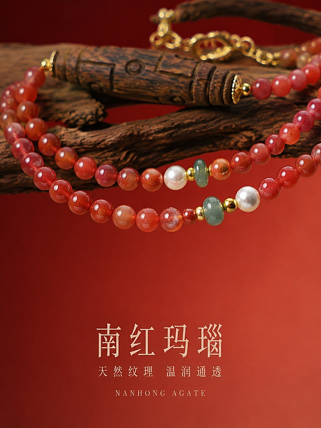 将图一和图二中的沉香天珠南红项链完整保留，套用图三的中国红渐变背景+枯木枝干东方雅致国风摄影风格。项链珠子数量、珠径、天然木纹、油线分布、深浅色泽、串型结构、沉香九眼天珠吊坠、南红玛瑙珠链、珍珠翡翠配珠、金色延长链龙虾扣必须与原图完全一致，保持温润哑光沉香原生质感，拒绝塑料光泽和过度提亮。竖版3:4构图。画面构图：南红玛瑙珠链细节特写，聚焦展示南红玛瑙珠的天然纹理和色泽层次，珍珠配珠温润有光泽，翡翠配珠清透，金色隔片精致，沉香天珠局部入画作为背景，位于画面上半部分，背景为中国红渐变哑光背景，虚化柔和，底部留有大面积负空间。光影：柔和顶光从正上方照射，均匀照亮珠子表面，侧方辅助光勾勒珠子轮廓和层次，主光柔化形成自然柔和的明暗过渡，南红玛瑙珠温润通透有光泽，珍珠细腻有珠光，阴影柔和有层次。配色：主色调中国红、南红玛瑙红、珍珠白、翡翠绿、金色高光，整体色调丰富高级有国风韵味。商品主体占画面约55%，居中偏上位置，画面满屏无边框。画面下半部分负空间加文字，主标题"南红玛瑙"大号纤细宋体，浅米色，居中；副标题"天然纹理 温润通透"小号同色系，居中；底部极小英文装饰"NANHONG AGATE"，纤细衬线体。超高清商业摄影质感，微距级细节锐利，景深较浅，背景虚化柔和。