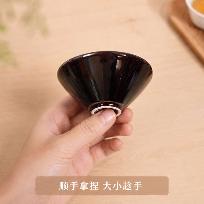 [主图-4] 上手尺寸展示主图。
[氛围风格] 生活化茶文化场景，真实自然；
[画质] 纪实摄影质感，真实清晰，氛围松弛自然。
[元素] 女性手作拇指按压捏持建盏圈足，展示日常拿握大小比例，真实展示产预览效果