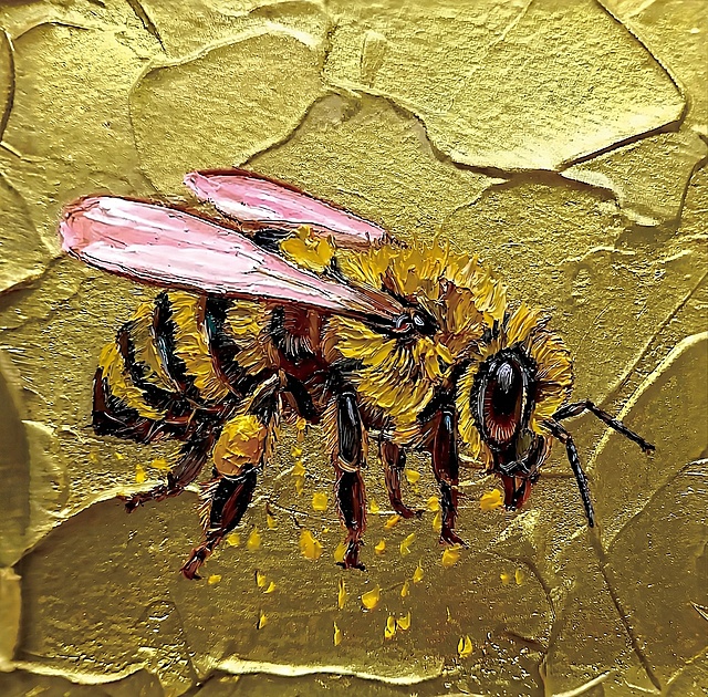 在这张蜜蜂油画图片中，为蜜蜂补上另一侧缺失的三只脚，保持原图厚涂油画风格、黄黑条纹配色、金色背景质感不变，补全后蜜蜂总共有六只脚（三对），画风和现有部分保持一致