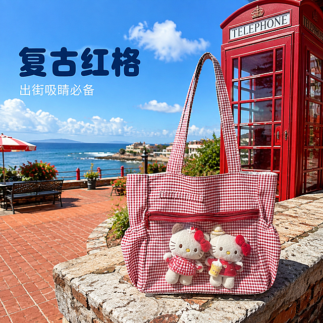 [主图-6] 红色款海边场景展示，复古度假风。
[统一基调] 夏日海边度假风，清新明亮，色彩鲜明，蓝白为主色调，简约高级电商质感，字体圆润可爱，标题字色为深蓝色，辅助字色为白色。
[画面] 画面主体是一只红色格纹透明窗托特包，放置在海边复古红色电话亭旁的石台上，包包正面朝向镜头，透明窗内有红色系Hello Kitty毛绒挂件，包包整体复古亮眼。主体占画面65%。背景是夏日海边小镇场景，红色电话亭，砖红色地面，远处是蔚蓝大海和蓝天，充满复古度假氛围。
[光影质感] 自然日光侧光照射，光线明亮温暖，红色格纹面料纹理清晰，透明窗有玻璃反光质感，包包立体感强，商业摄影高清质感。
[配色] 红色包包鲜明饱和，背景红色电话亭、砖红地面、蓝色大海、白色云朵，撞色搭配，复古夏日感。
[文字版式] 画面左上角主标题"复古红格"，字体圆润粗体，深蓝色；下方小字"出街吸睛必备"，白色细体；文字放在负空间，不遮挡包包主体。
[输出要求] 1:1正方形比例，2048*2048，画质高清，色彩鲜明，红色包包外观与参考图完全一致，无变形，无水印，无平台logo。