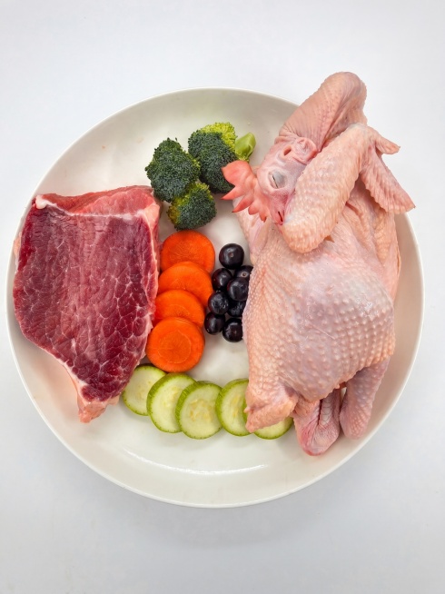 保留白色背景，强化食材新鲜感与食欲吸引力：牛排红润多汁纹理清晰、整鸡皮色粉嫩紧实、西兰花翠绿饱满、胡萝卜片橙红鲜亮、蓝莓深紫透亮、西葫芦切面湿润；专业棚拍光，高光提亮表面水润感与金属光泽，微距级细节锐预览效果